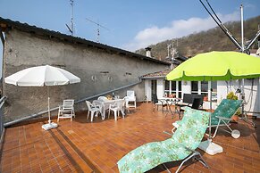 Angela -terrace & Beautiful View Lake