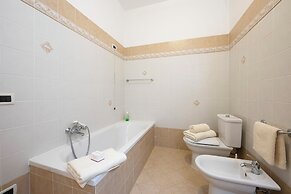 Angela -terrace & Beautiful View Lake