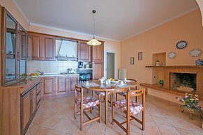 Angela -terrace & Beautiful View Lake