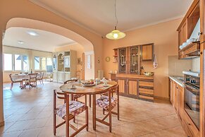 Angela -terrace & Beautiful View Lake