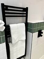 Design Led 1 bed in Cosmopolitan Queens Park