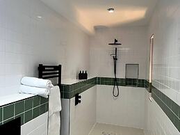 Design Led 1 bed in Cosmopolitan Queens Park