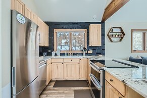 The Powder Chalet 3 Bedroom Home by RedAwning