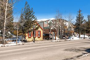 The Powder Chalet 3 Bedroom Home by RedAwning