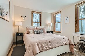 The Powder Chalet 3 Bedroom Home by RedAwning