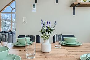 The Powder Chalet 3 Bedroom Home by RedAwning