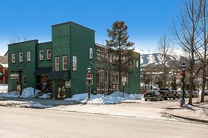 The Powder Chalet 3 Bedroom Home by RedAwning