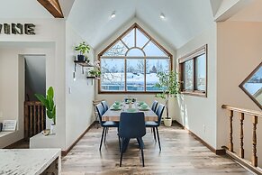 The Powder Chalet 3 Bedroom Home by RedAwning