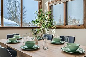 The Powder Chalet 3 Bedroom Home by RedAwning