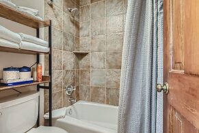 The Powder Chalet 3 Bedroom Home by RedAwning