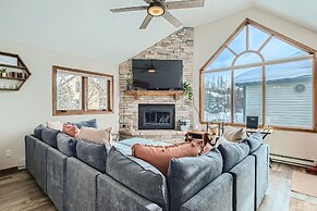 The Powder Chalet 3 Bedroom Home by RedAwning