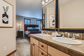 The Powder Chalet 3 Bedroom Home by RedAwning