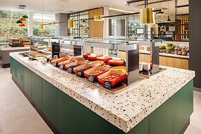 Holiday Inn Manchester Airport by IHG