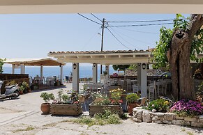 Salt and Sun Apartments by Konnect, Kaminaki Beach