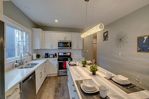 Spacious 2bd 1ba Free Parking 3D Tour