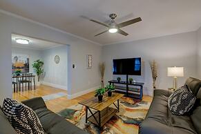 Spacious 2bd 1ba Free Parking 3D Tour