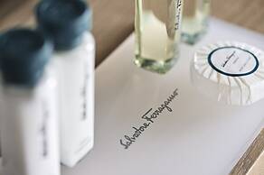 Cama Luxury Suites Glyfada
