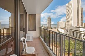 Spacious and Comfortable Ocean View Waikiki Banyan Condo - FREE Parkin