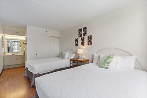Spacious and Comfortable Ocean View Waikiki Banyan Condo - FREE Parkin