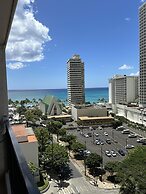 Spacious and Comfortable Ocean View Waikiki Banyan Condo - FREE Parkin
