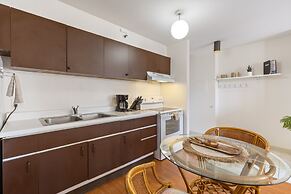 Spacious and Comfortable Ocean View Waikiki Banyan Condo - FREE Parkin