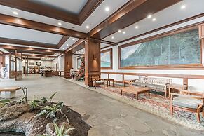 Spacious and Comfortable Ocean View Waikiki Banyan Condo - FREE Parkin