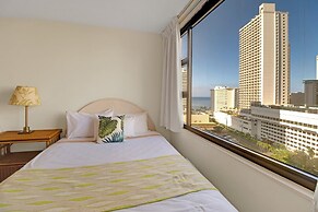 Spacious and Comfortable Ocean View Waikiki Banyan Condo - FREE Parkin