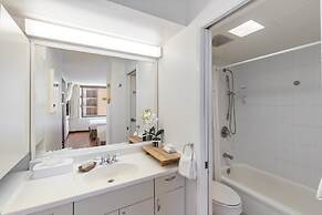 Spacious and Comfortable Ocean View Waikiki Banyan Condo - FREE Parkin