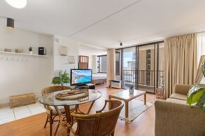 Spacious and Comfortable Ocean View Waikiki Banyan Condo - FREE Parkin