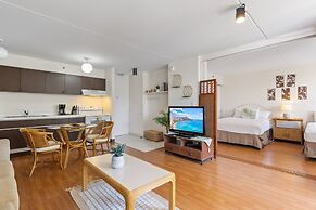 Spacious and Comfortable Ocean View Waikiki Banyan Condo - FREE Parkin