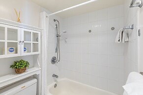 Spacious and Comfortable Ocean View Waikiki Banyan Condo - FREE Parkin