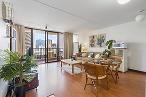 Spacious and Comfortable Ocean View Waikiki Banyan Condo - FREE Parkin