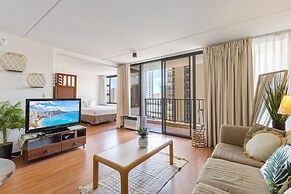 Spacious and Comfortable Ocean View Waikiki Banyan Condo - FREE Parkin