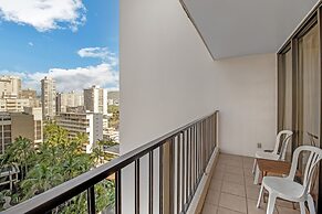 Spacious and Comfortable Ocean View Waikiki Banyan Condo - FREE Parkin