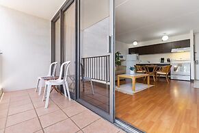 Spacious and Comfortable Ocean View Waikiki Banyan Condo - FREE Parkin
