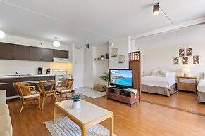 Spacious and Comfortable Ocean View Waikiki Banyan Condo - FREE Parkin