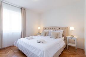 Apt Sara - Classy 100 m2 w Balcony, 2 min to Beach