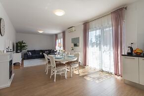 Apt Sara - Classy 100 m2 w Balcony, 2 min to Beach