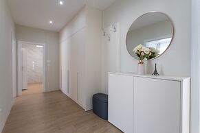 Apt Sara - Classy 100 m2 w Balcony, 2 min to Beach
