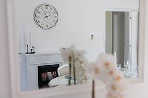 Apt Sara - Classy 100 m2 w Balcony, 2 min to Beach