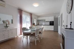 Apt Sara - Classy 100 m2 w Balcony, 2 min to Beach