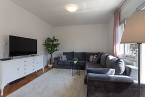 Apt Sara - Classy 100 m2 w Balcony, 2 min to Beach