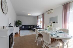 Apt Sara - Classy 100 m2 w Balcony, 2 min to Beach