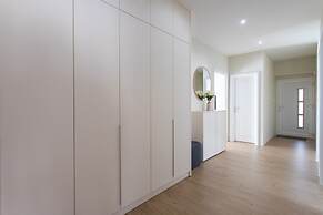 Apt Sara - Classy 100 m2 w Balcony, 2 min to Beach