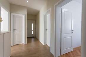 Apt Sara - Classy 100 m2 w Balcony, 2 min to Beach