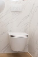 Apt Sara - Classy 100 m2 w Balcony, 2 min to Beach