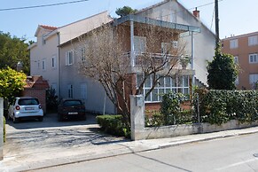 Apt Sara - Classy 100 m2 w Balcony, 2 min to Beach