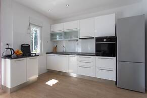 Apt Sara - Classy 100 m2 w Balcony, 2 min to Beach