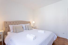 Apt Sara - Classy 100 m2 w Balcony, 2 min to Beach