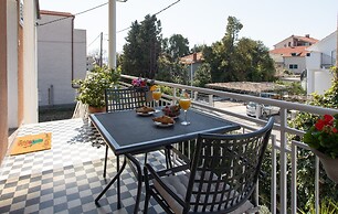 Apt Sara - Classy 100 m2 w Balcony, 2 min to Beach
